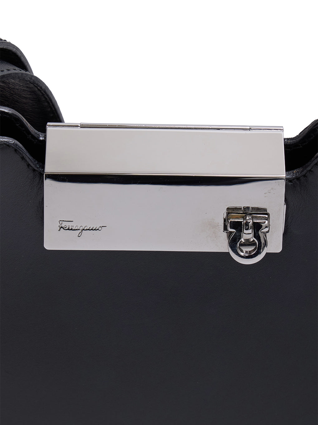 Ferragamo ガンチーニ金具ショルダーバッグ