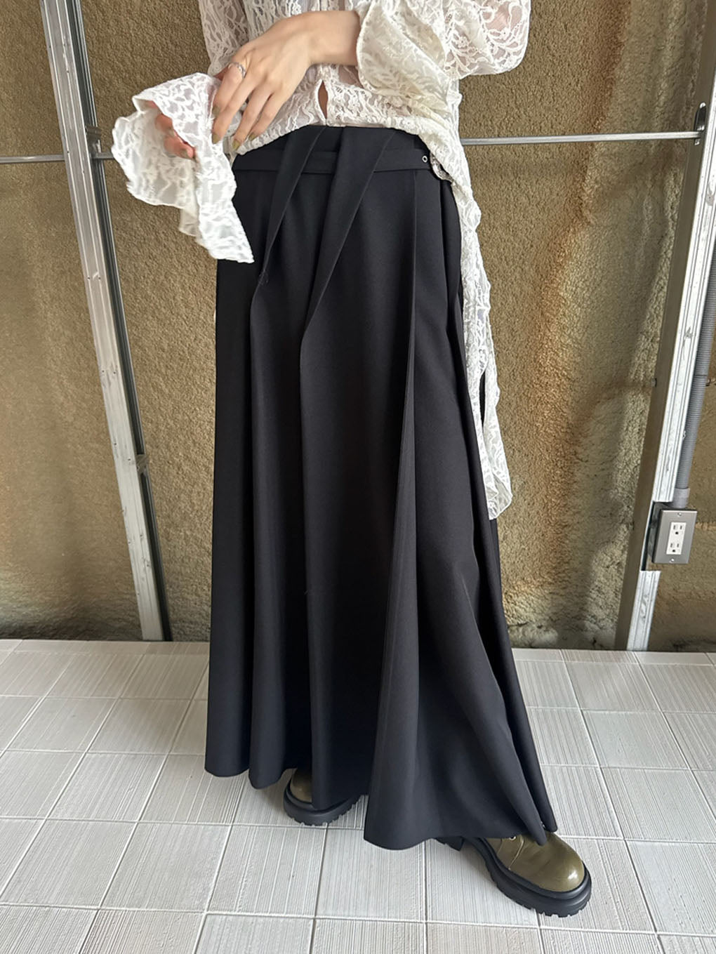 UND RANDOM TUCK FLARE SKIRT