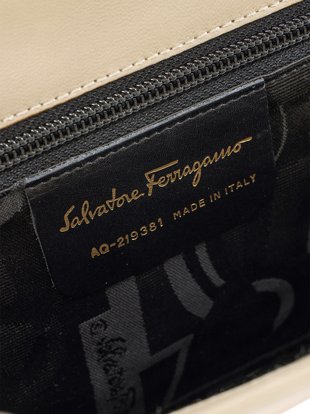Ferragamo ロゴ刻印ショルダーバッグ
