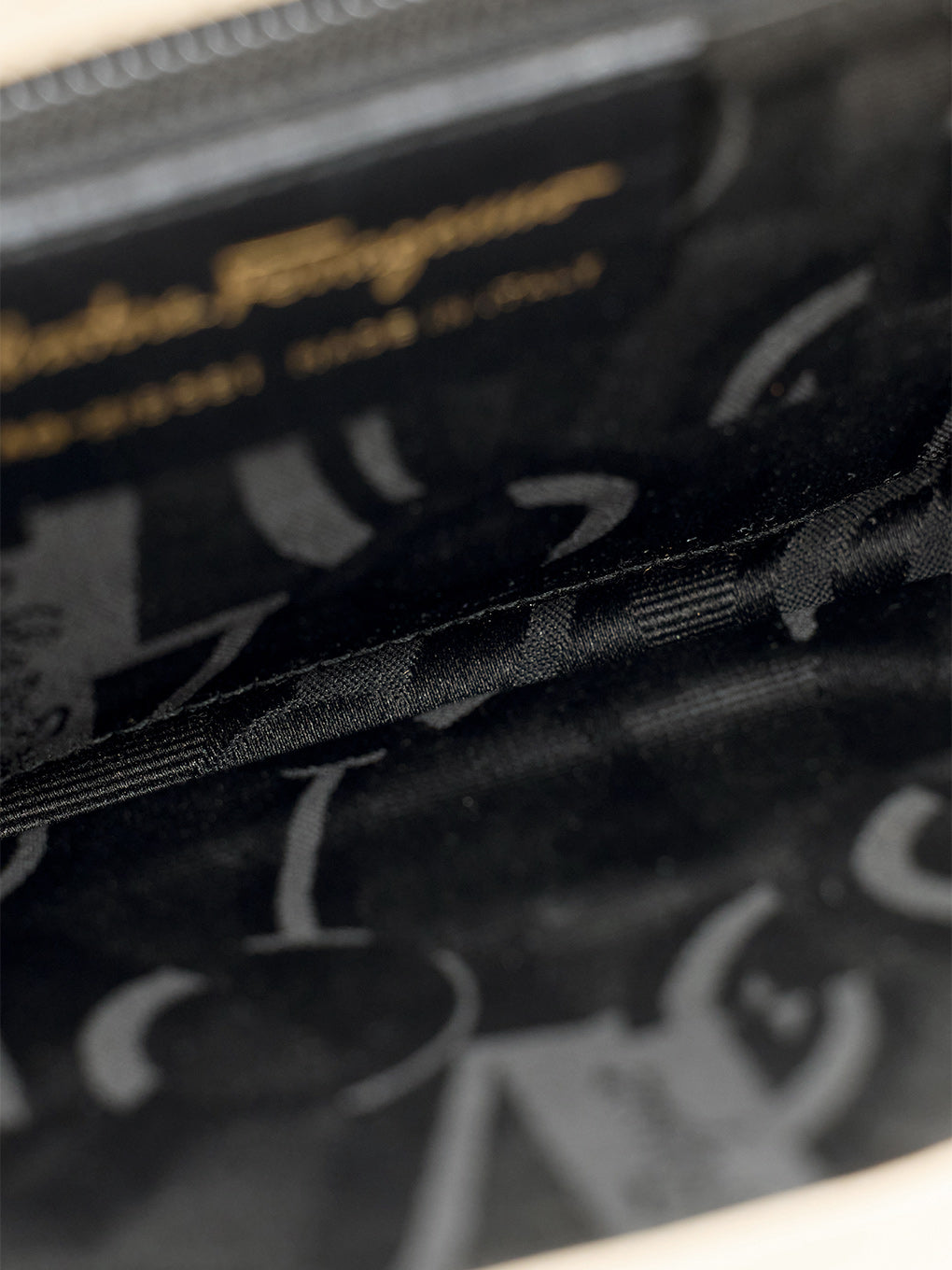 Ferragamo ロゴ刻印ショルダーバッグ