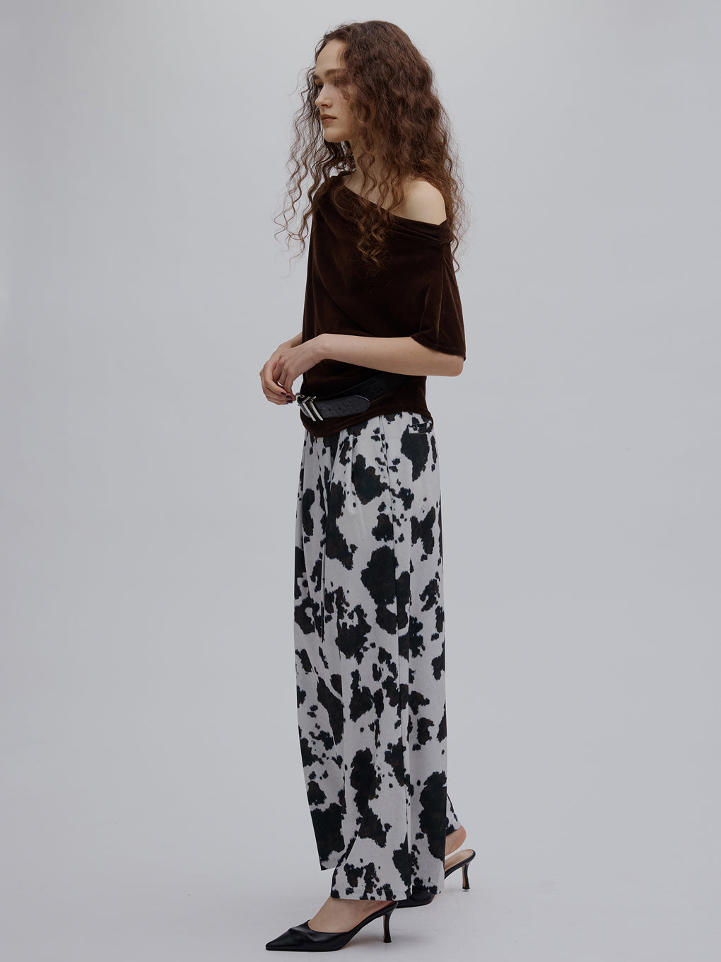 COW PATTERN MODERN TUCK PANTS