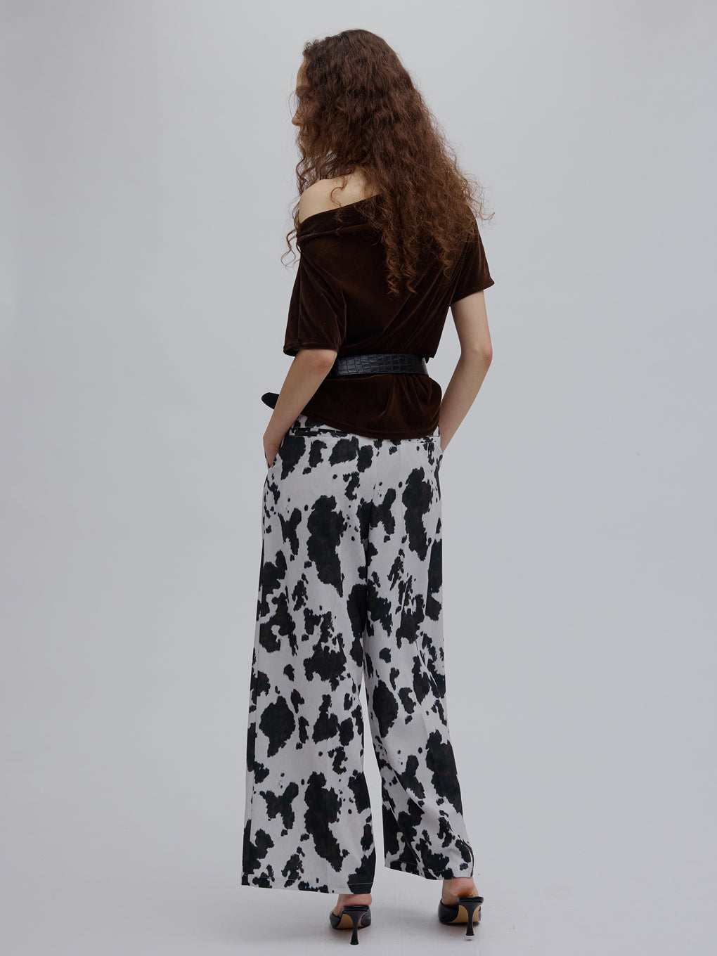 COW PATTERN MODERN TUCK PANTS