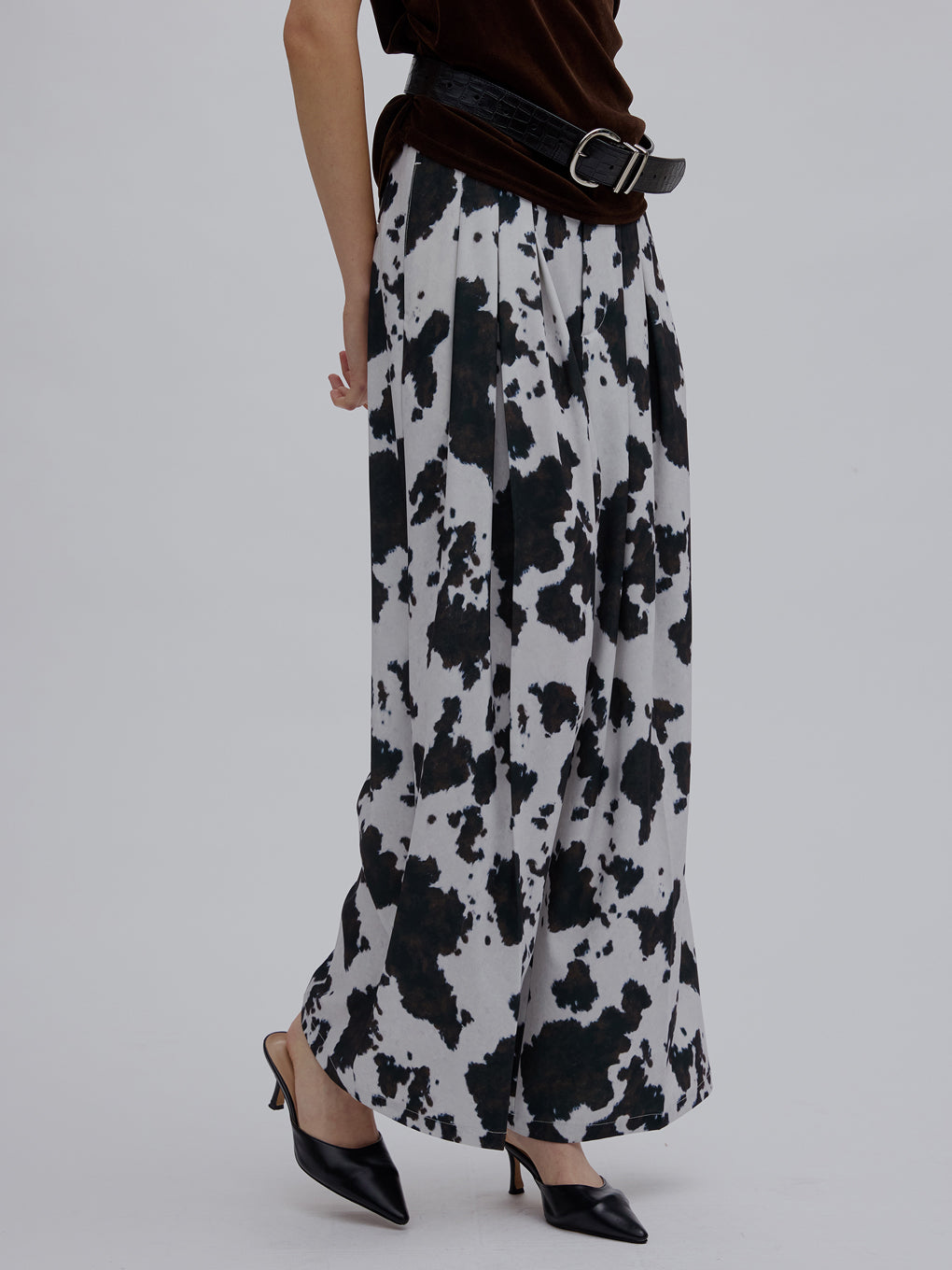 COW PATTERN MODERN TUCK PANTS