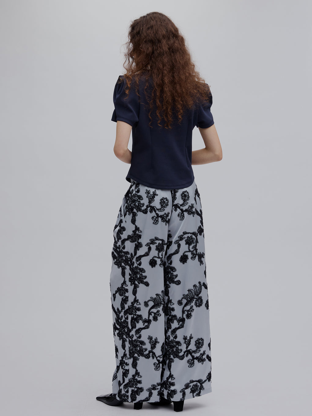 DEFORMATION SHOULDER CUT TOP