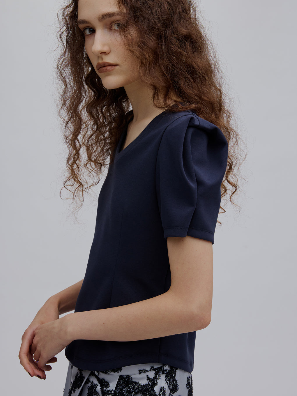 DEFORMATION SHOULDER CUT TOP