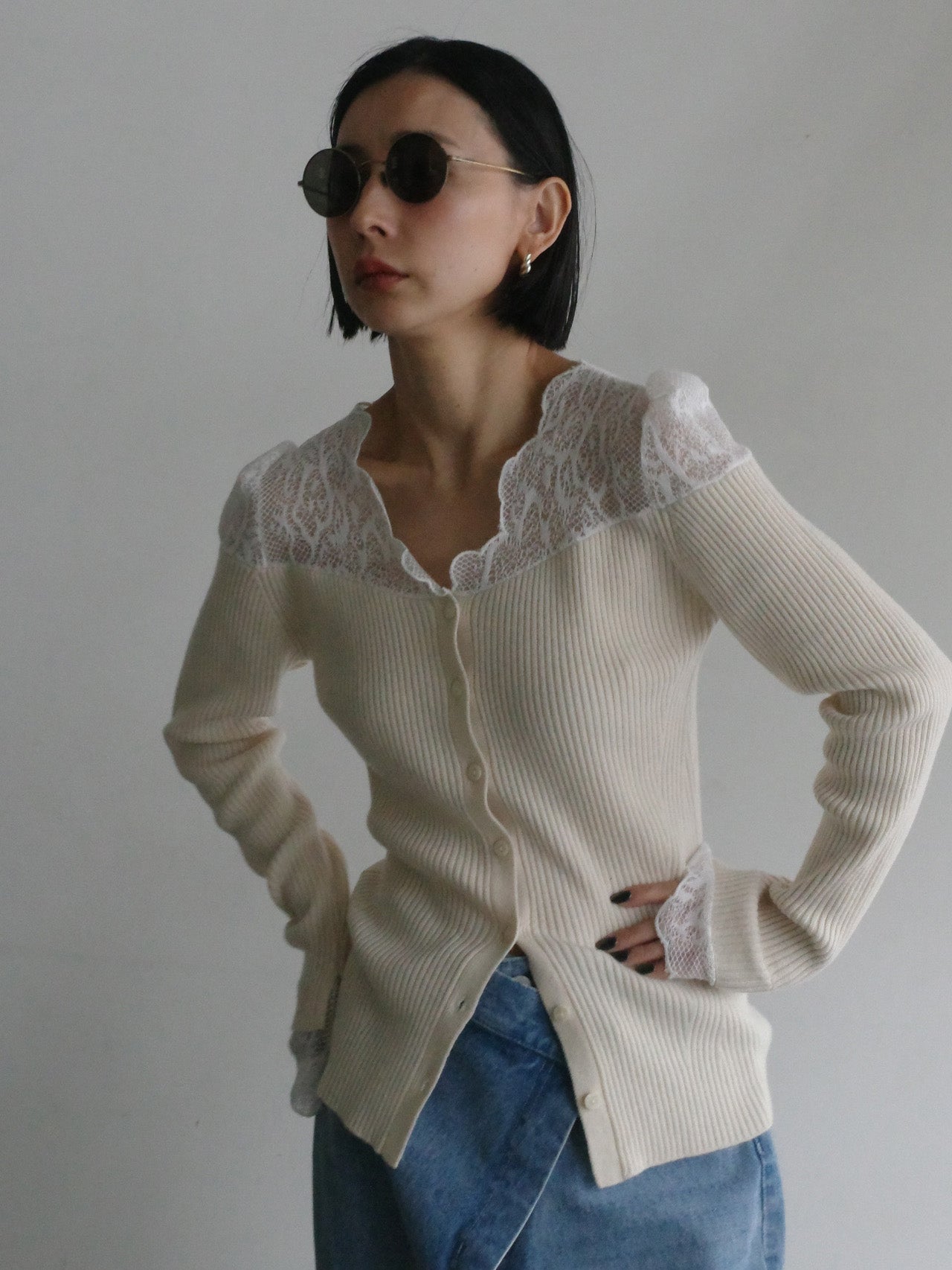 UND SCALLOPED LACE KNIT TOP