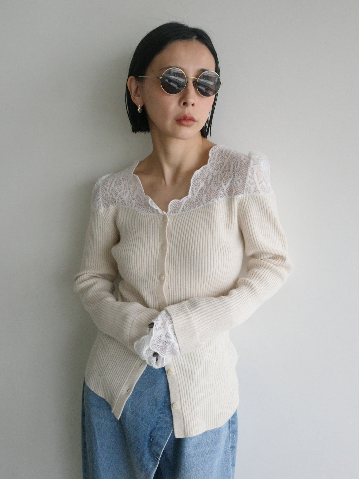 UND SCALLOPED LACE KNIT TOP