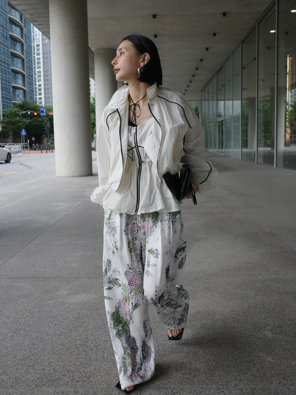 HOLOGRAM FLOWER TUCK WIDE PANTS