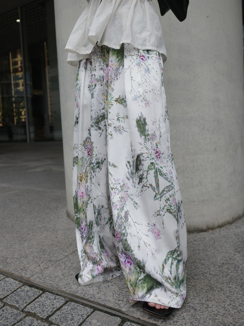 HOLOGRAM FLOWER TUCK WIDE PANTS