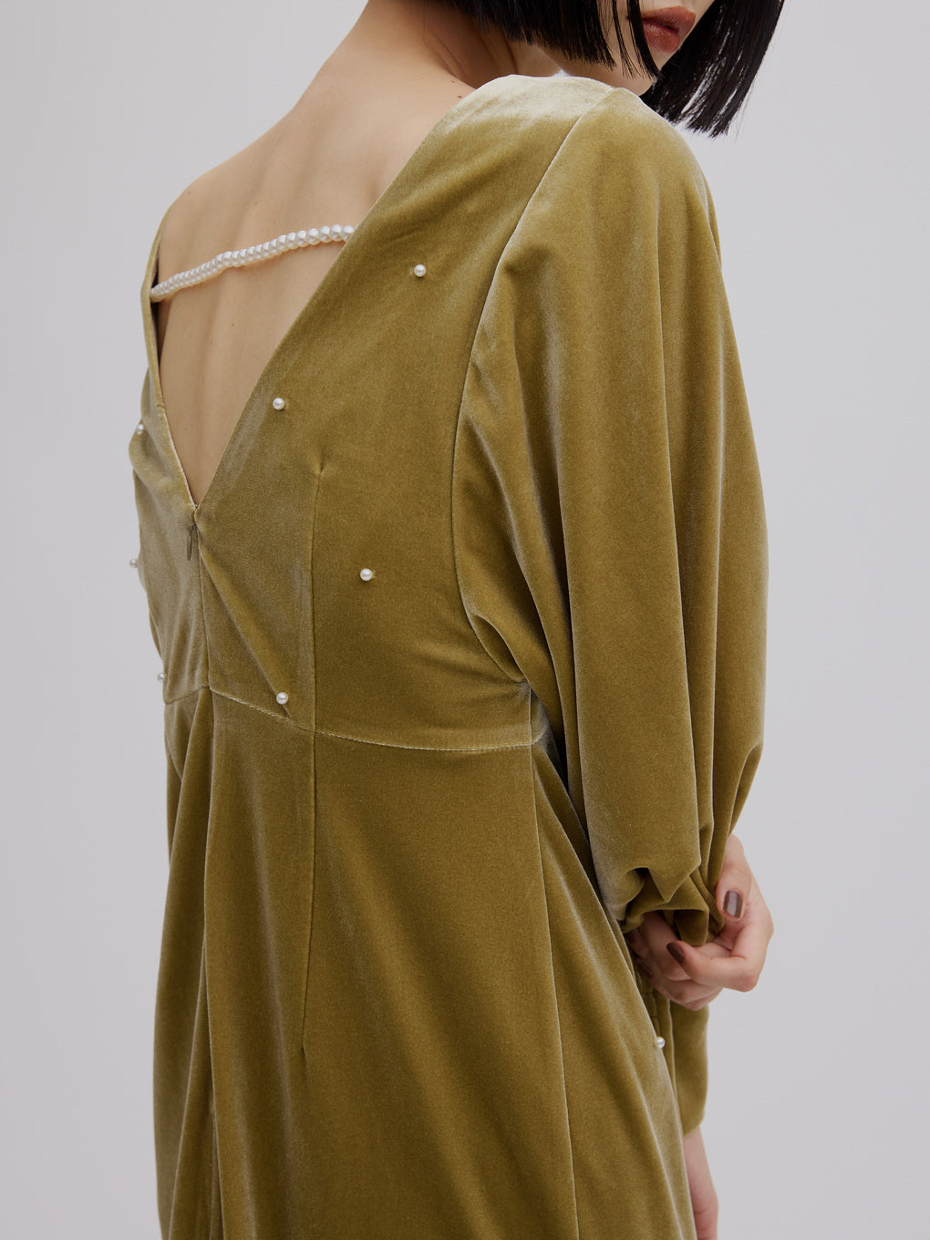BACK OPEN PEARL VELOUR DRESS