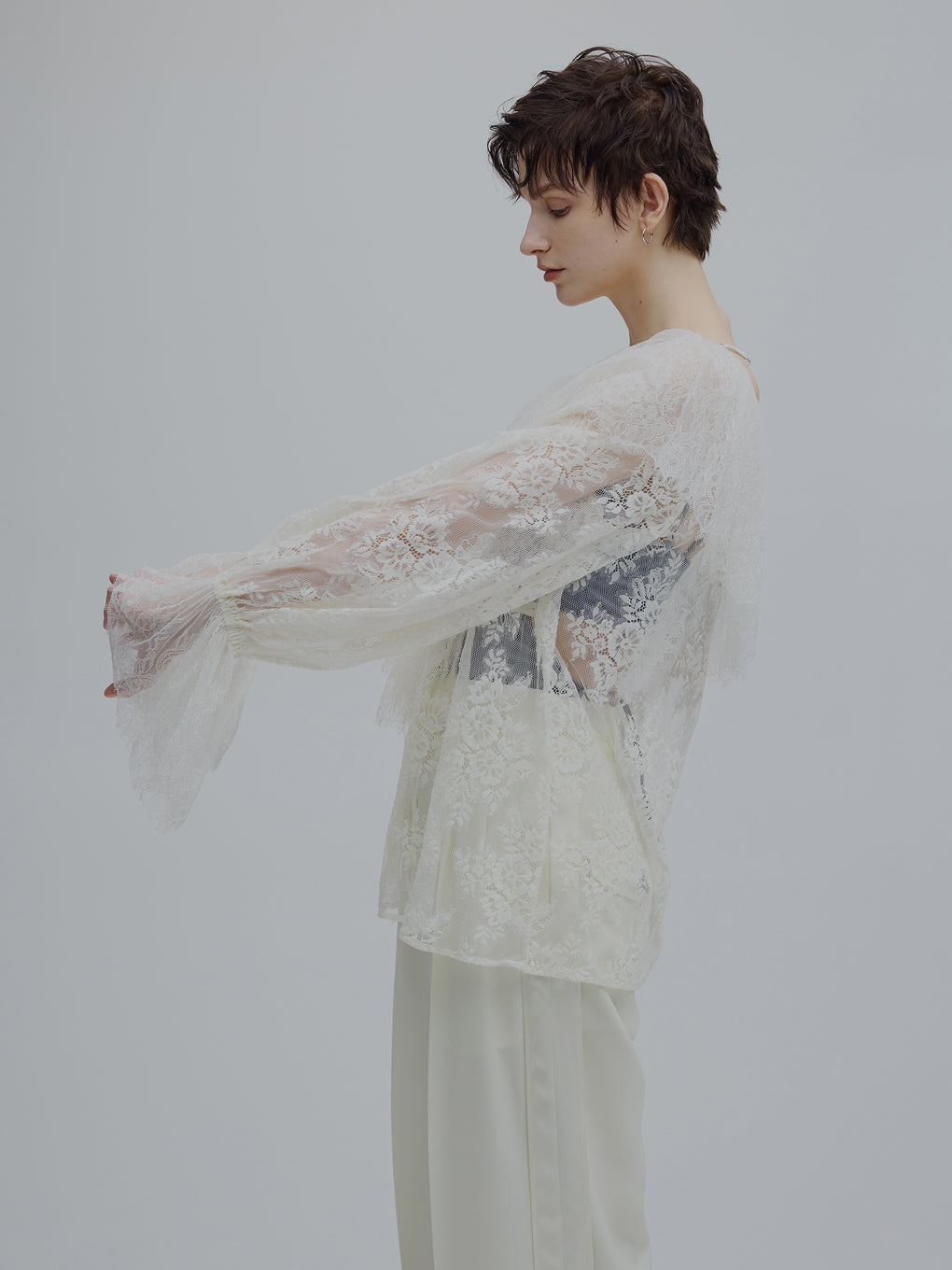 2WAY LACE RAFFLE BLOUSE