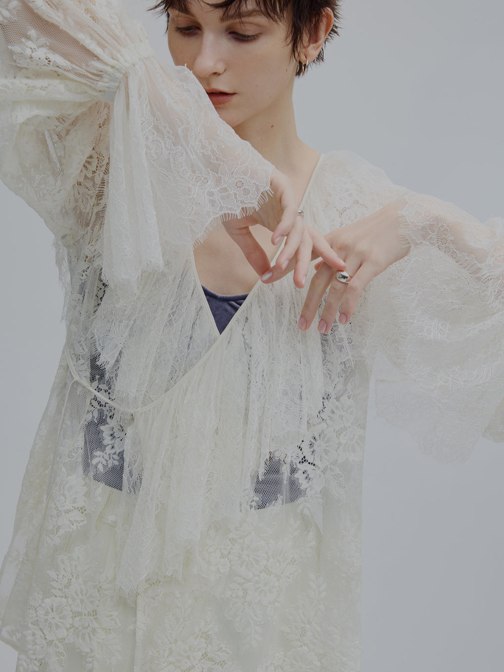 2WAY LACE RAFFLE BLOUSE