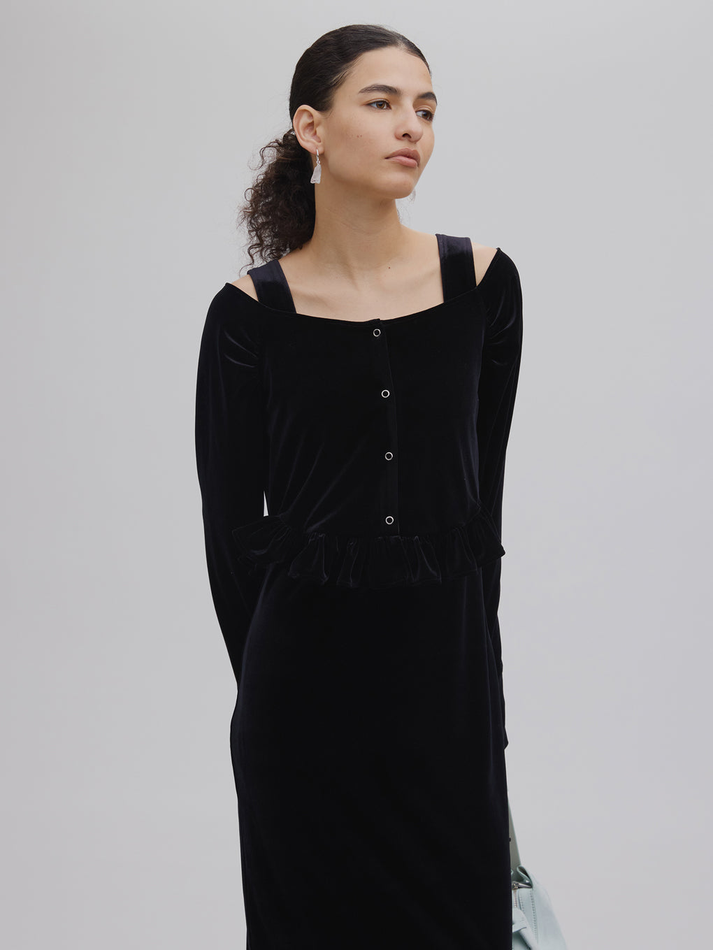UND OFF SHOULDER VELOUR CARDIGAN SET DRESS