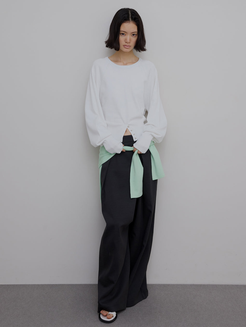 DRY TWILL ASYMMETRY TUCK PANTS