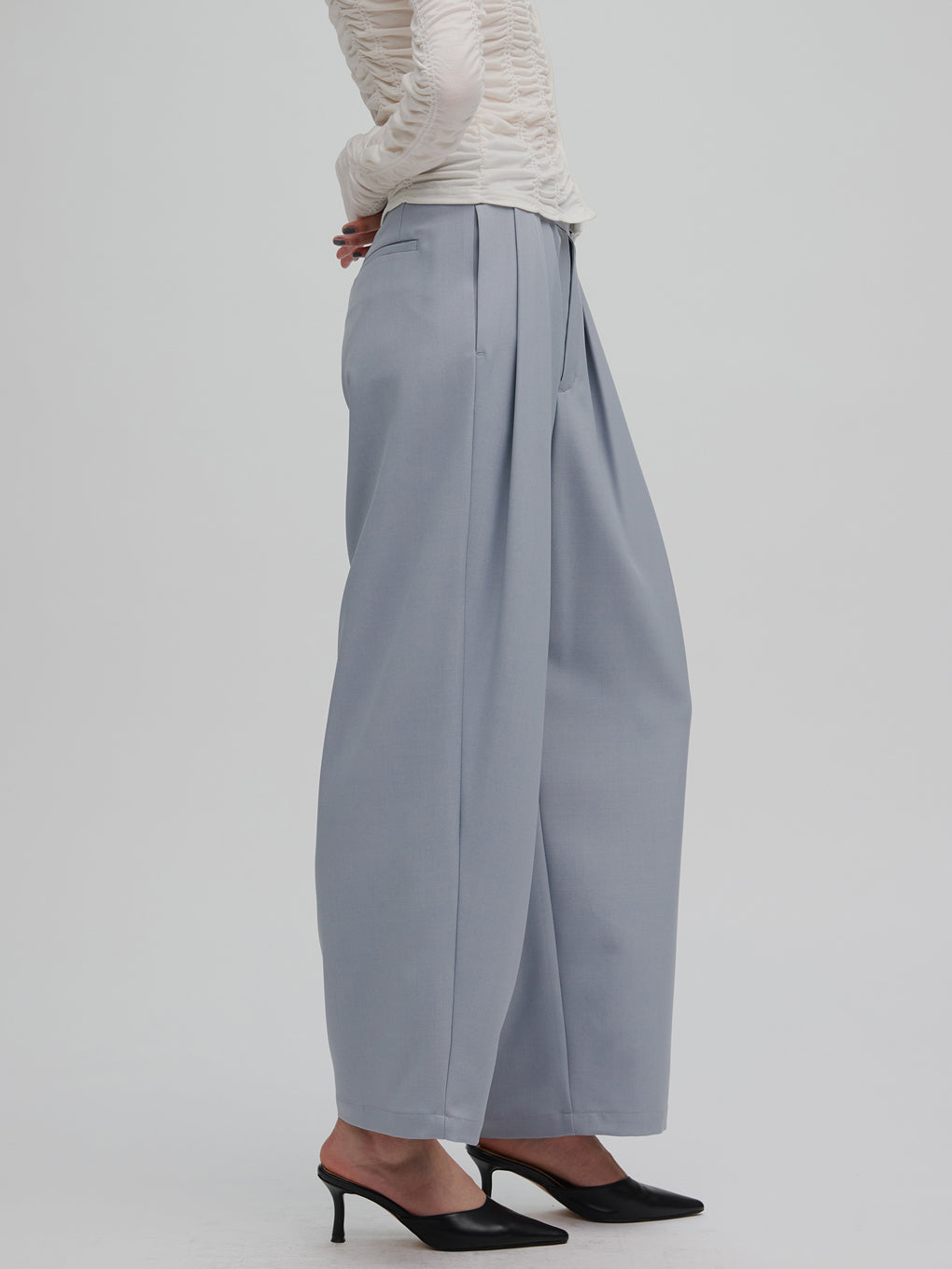 MULTI TUCK NARROW BELT PANTS