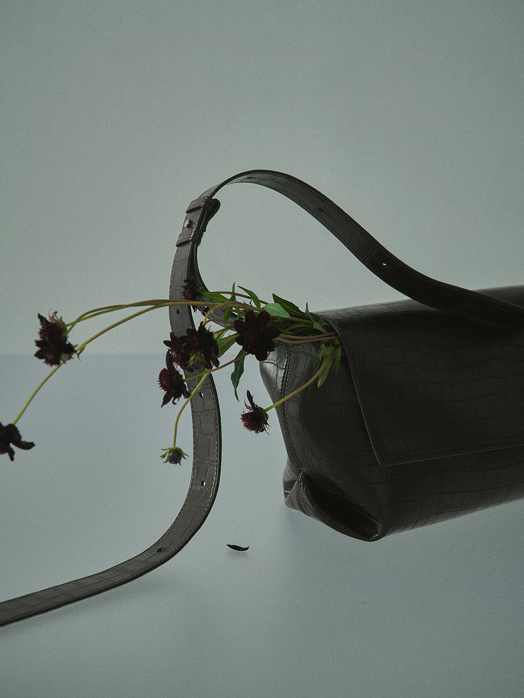 UND WIDE FLAP SHOULDER BAG
