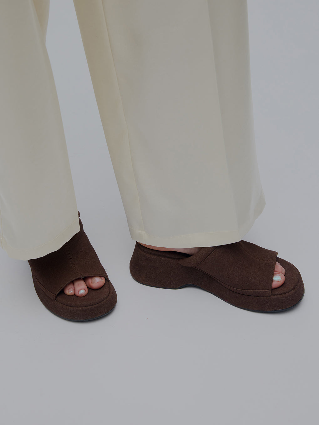 PLUMP LINE  SUEDE WEDGE SANDAL