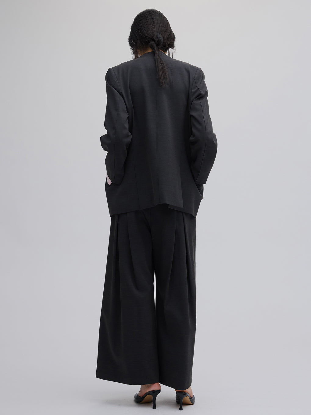DRY TWILL ASYMMETRY TUCK PANTS