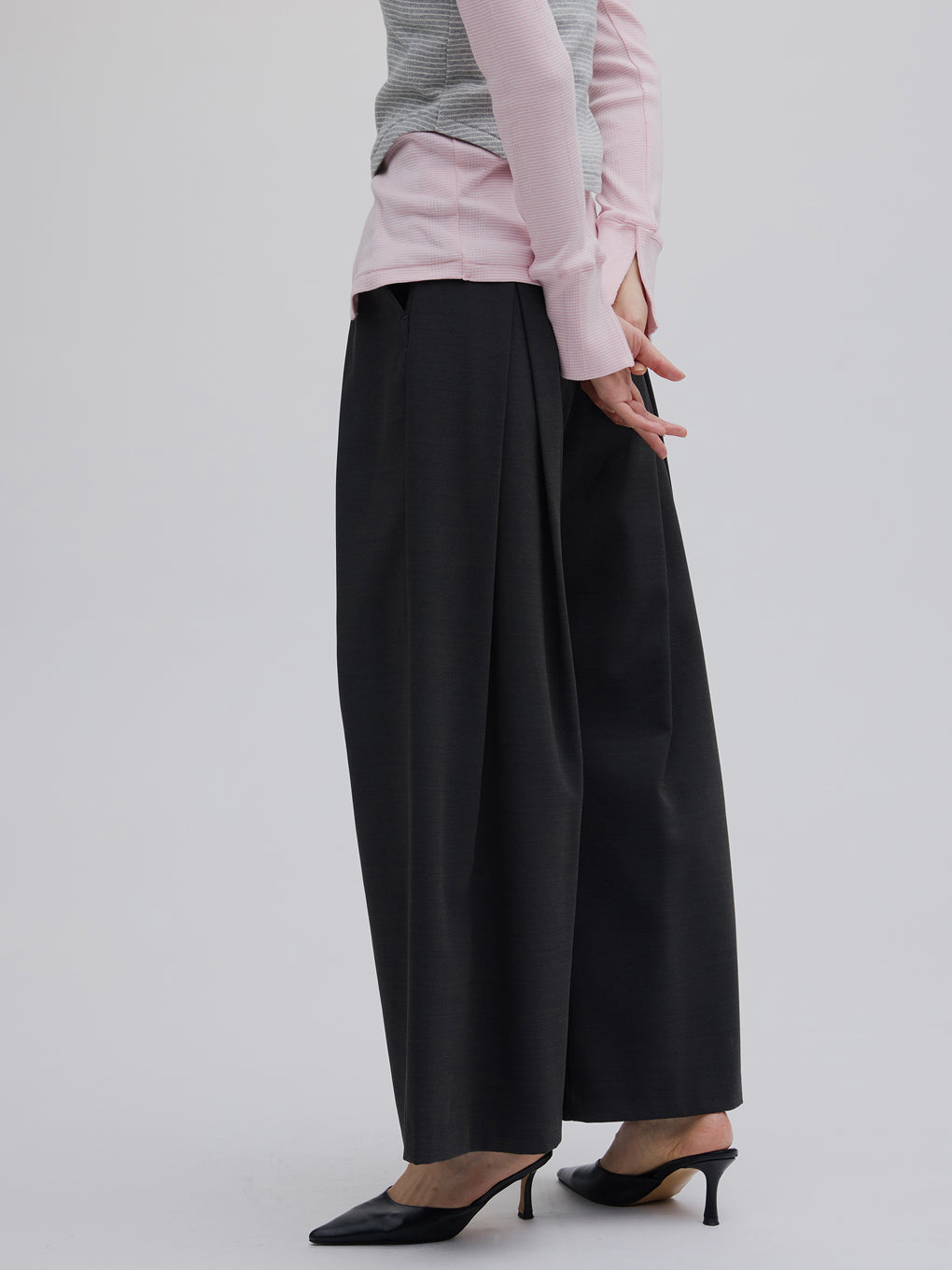 DRY TWILL ASYMMETRY TUCK PANTS