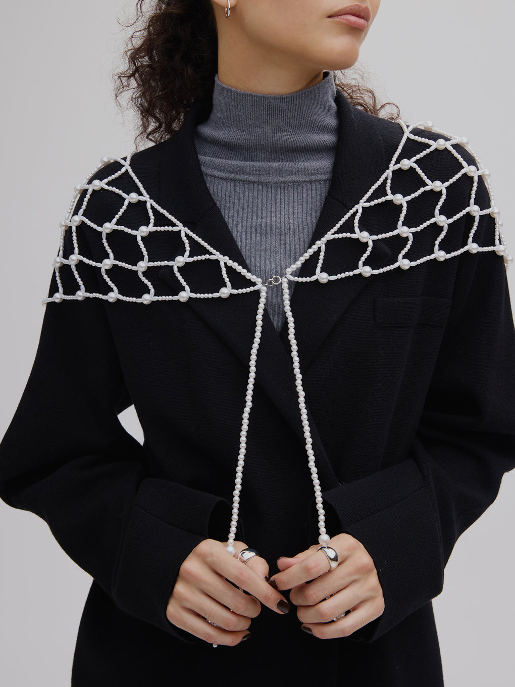 UND TRIANGLE PEARL SCARF