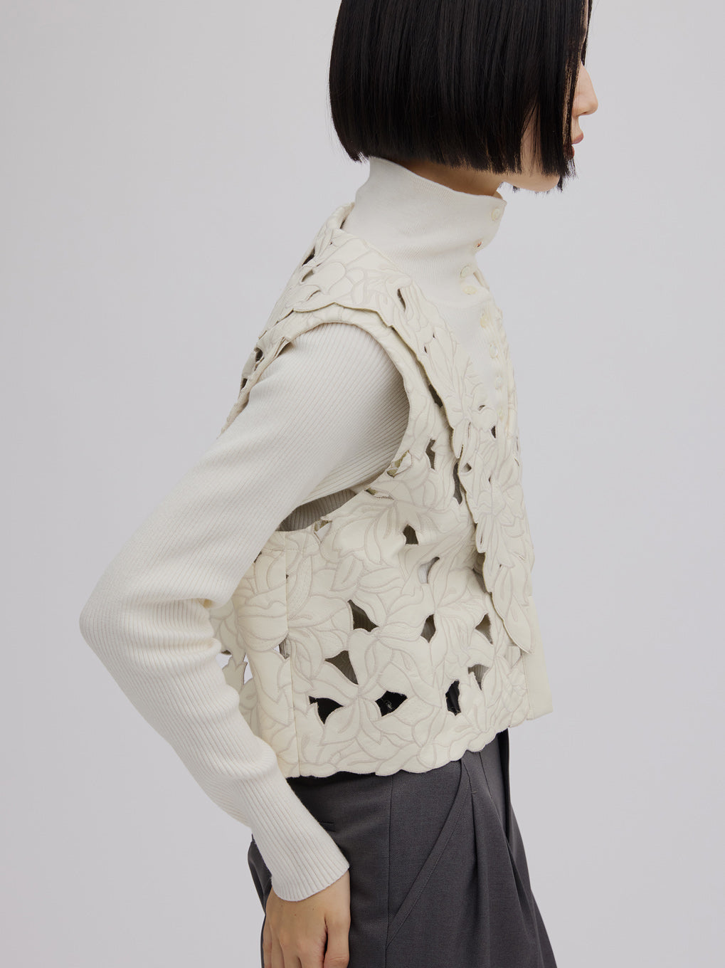 UND HIGH NECK BUTTON KNIT TOP