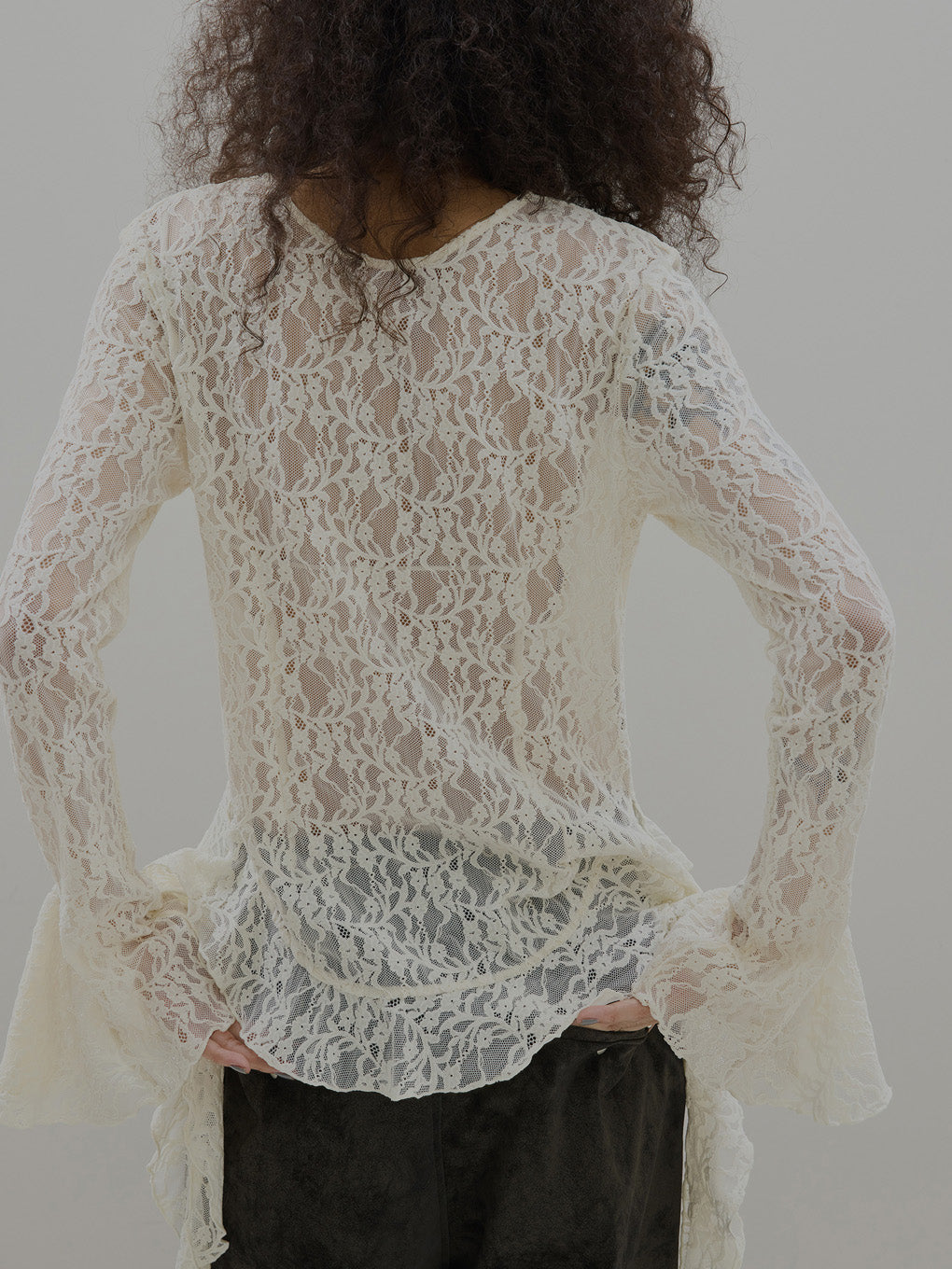 UND 2WAY CUT LACE FRILL TOP