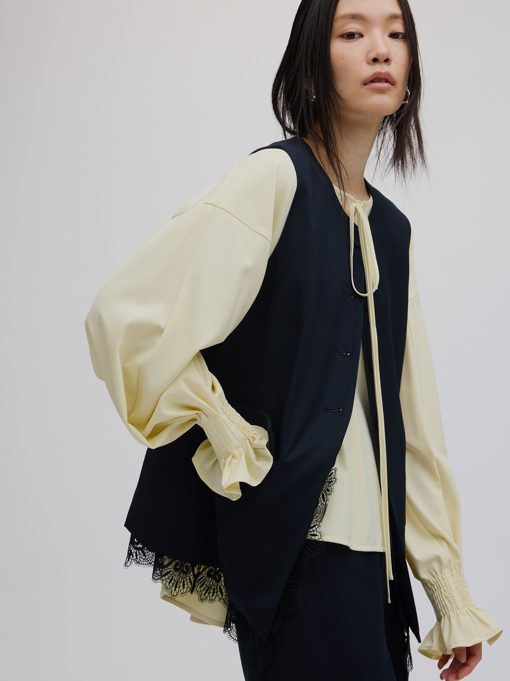 2WAY CREW NECK LACE TAKE OFF VEST