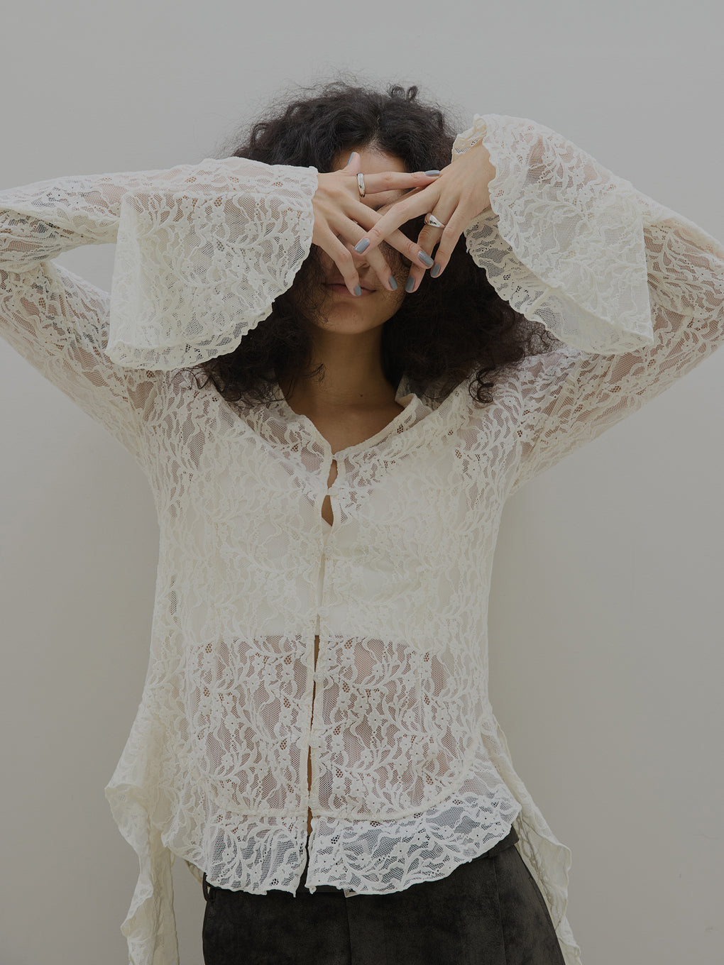 UND 2WAY CUT LACE FRILL TOP