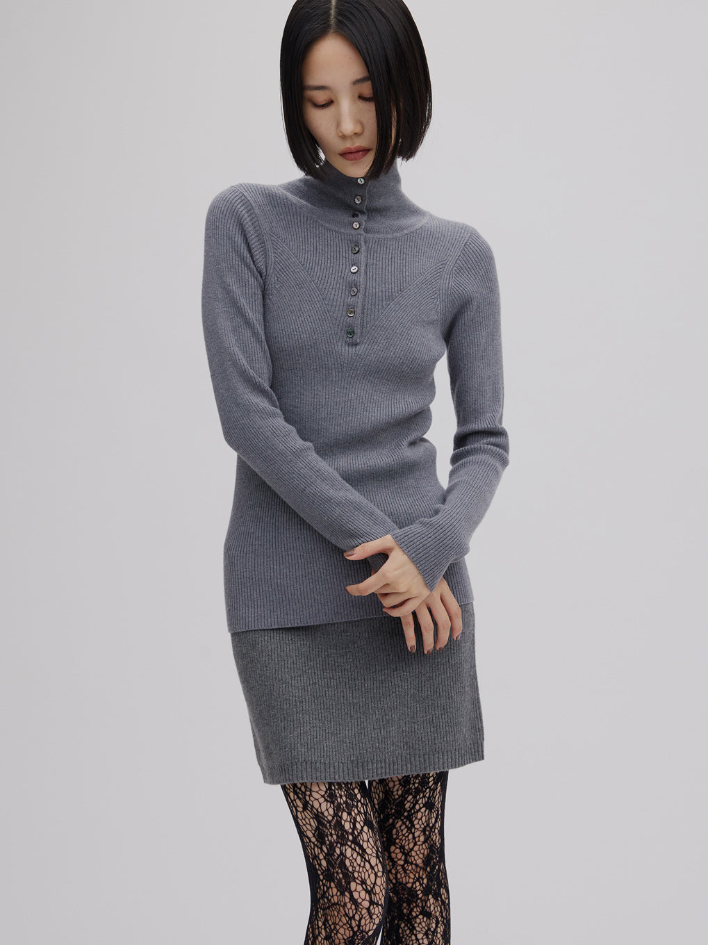 UND HIGH NECK BUTTON KNIT TOP