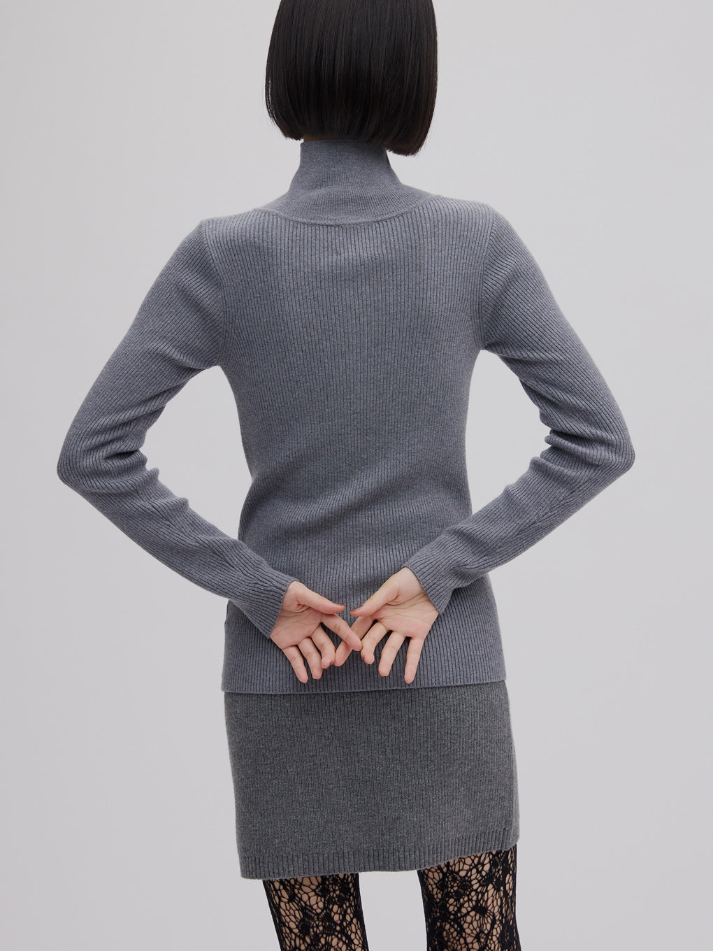 UND HIGH NECK BUTTON KNIT TOP