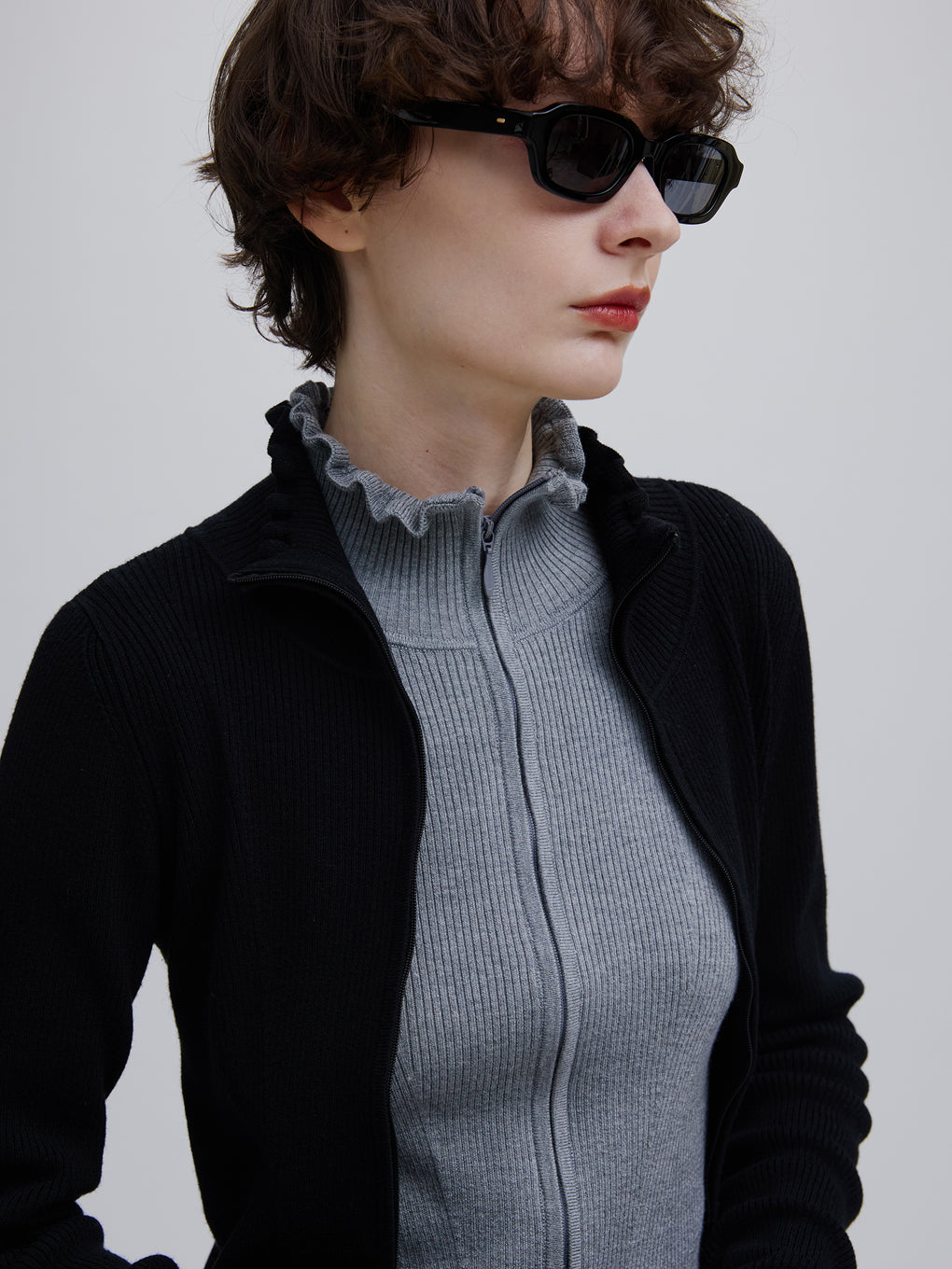 UND 2WAY FRILL NECK ZIP KNIT TOP