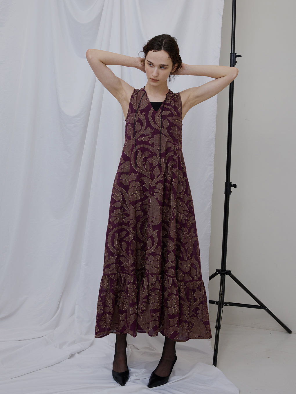 MEDI KITTY V NECK DRESS