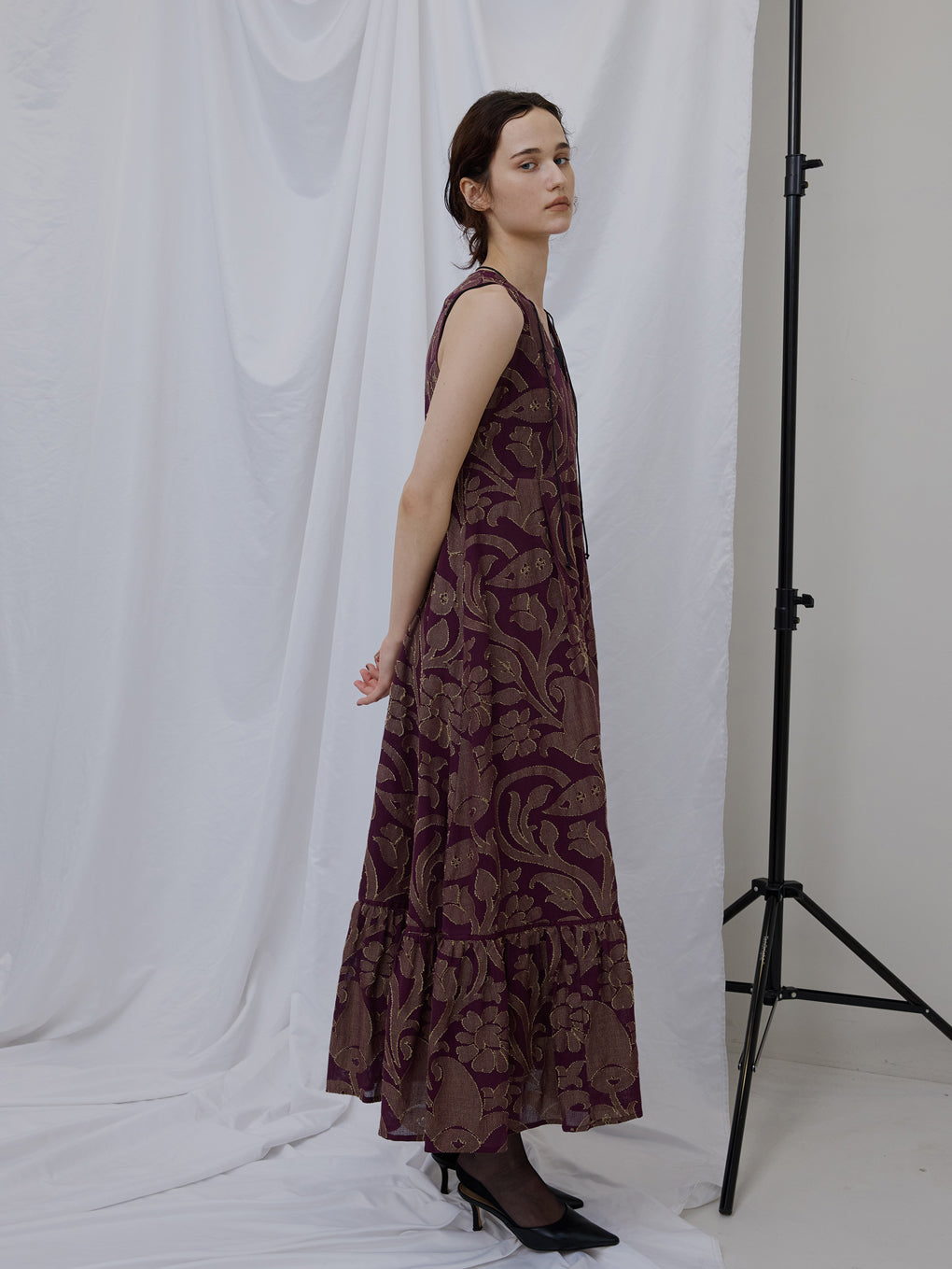 MEDI KITTY V NECK DRESS