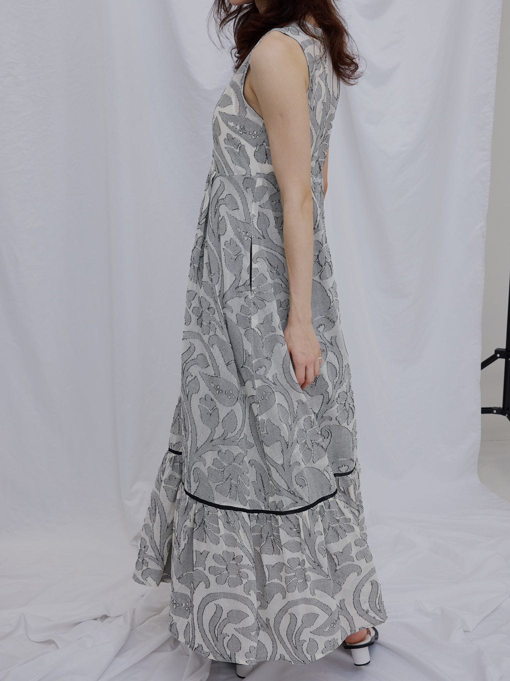 MEDI KITTY V NECK DRESS