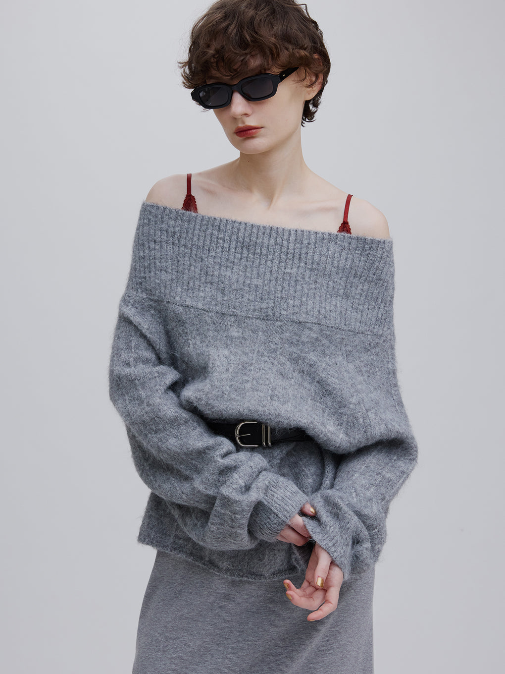 UND FUZZY CABLE OFF SHOULDER KNIT