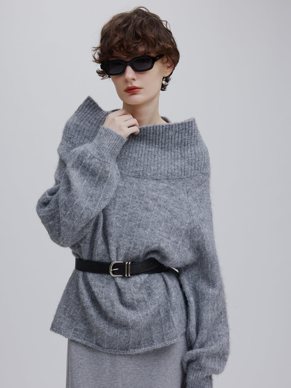 UND FUZZY CABLE OFF SHOULDER KNIT