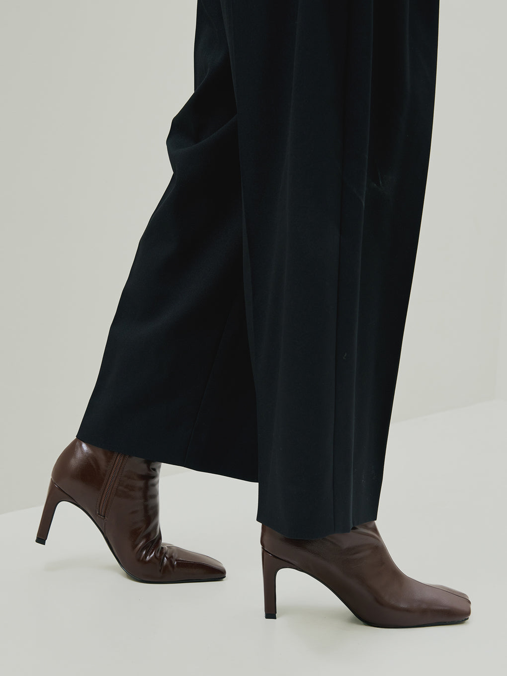 UND SQUARE TOE SHORT BOOTS