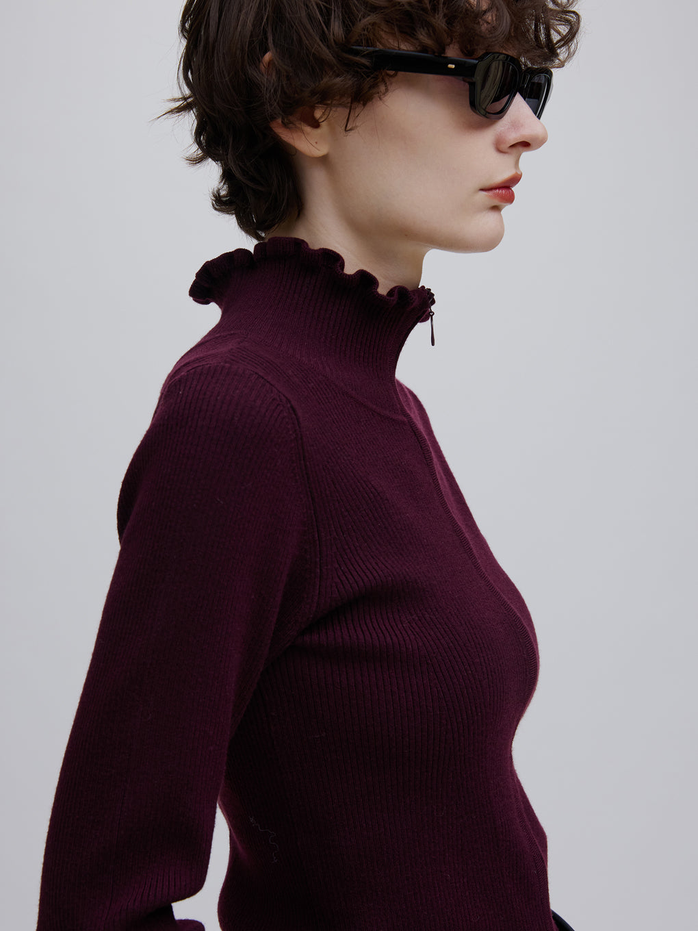 UND 2WAY FRILL NECK ZIP KNIT TOP