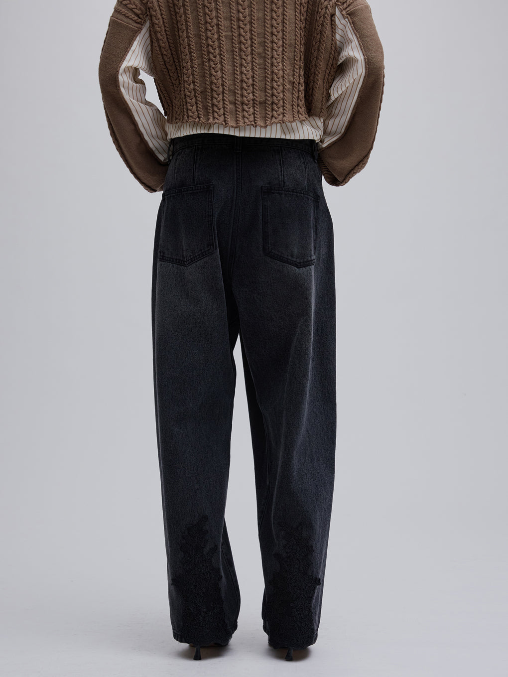 UND WIDE TUCK LACE DENIM PANTS