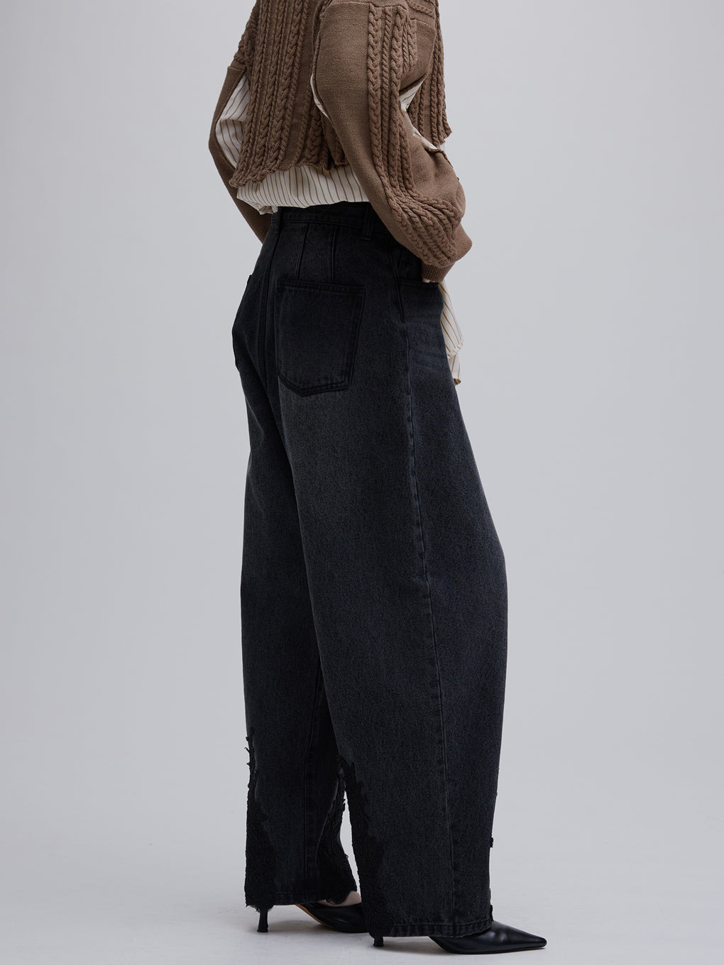 UND WIDE TUCK LACE DENIM PANTS