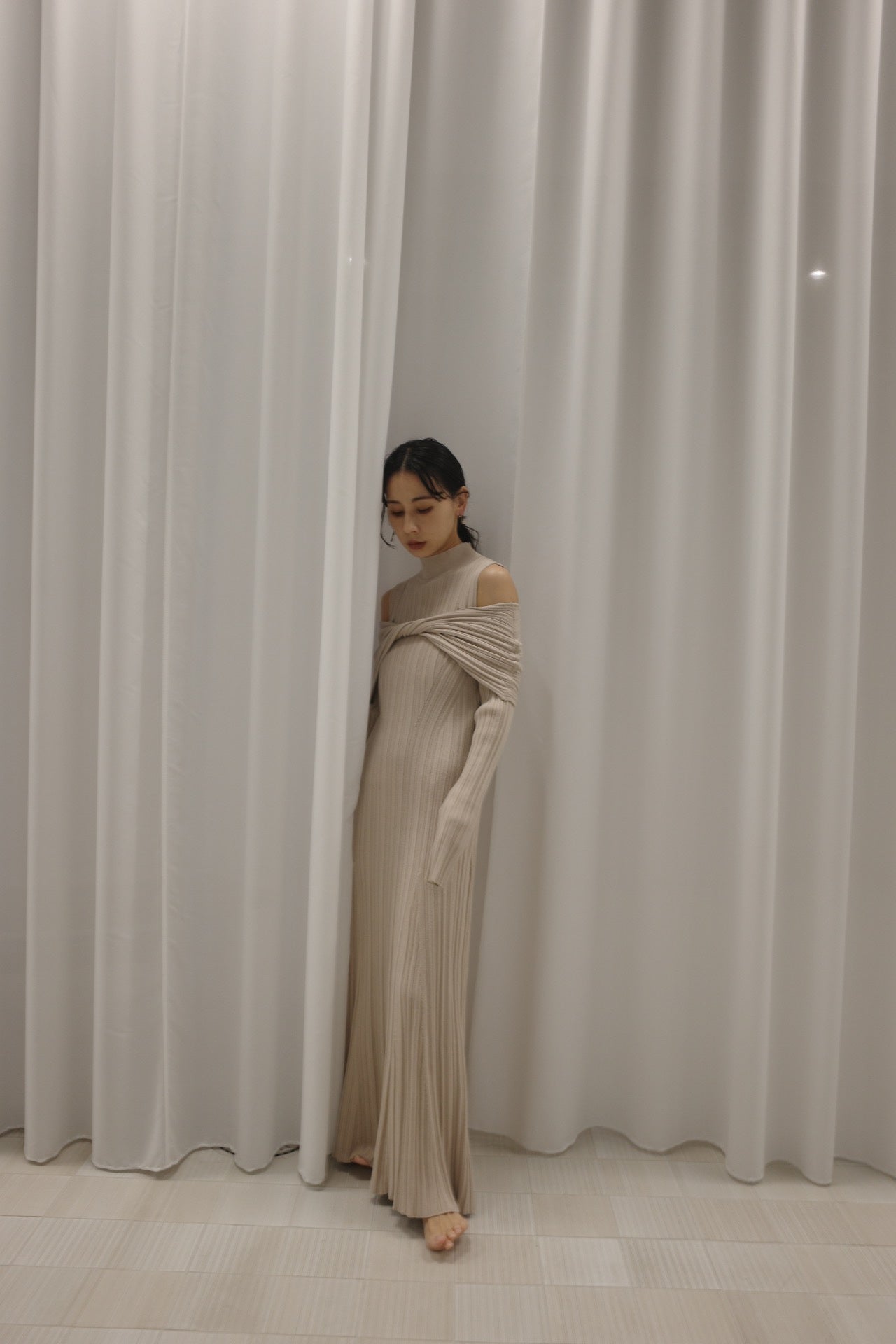 UND RANDOM RIB OFF SHOULDER KNIT DRESS