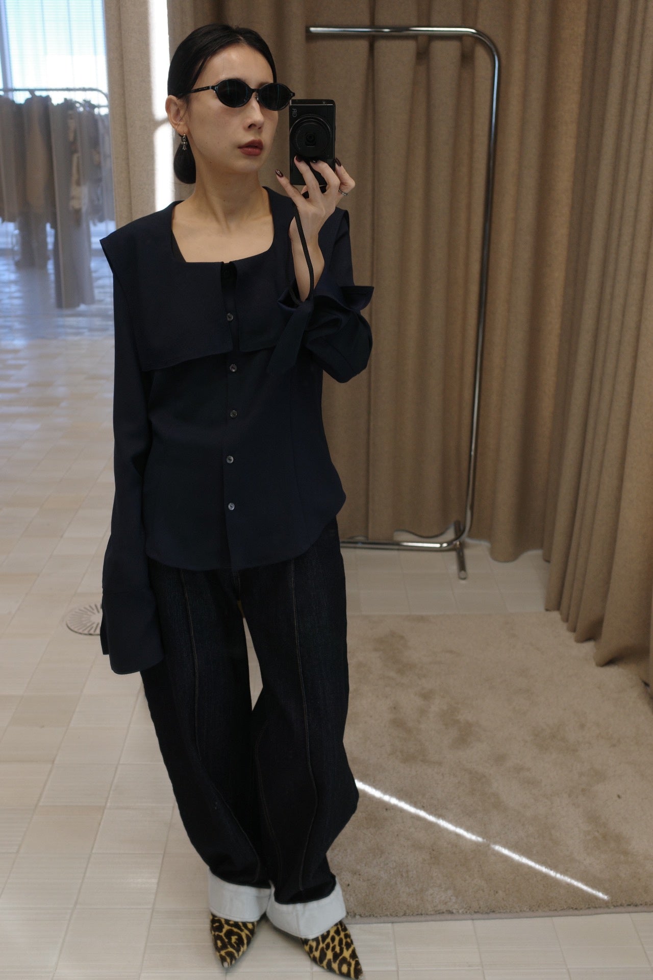 SQUARE COLLAR BACK SATIN BLOUSE