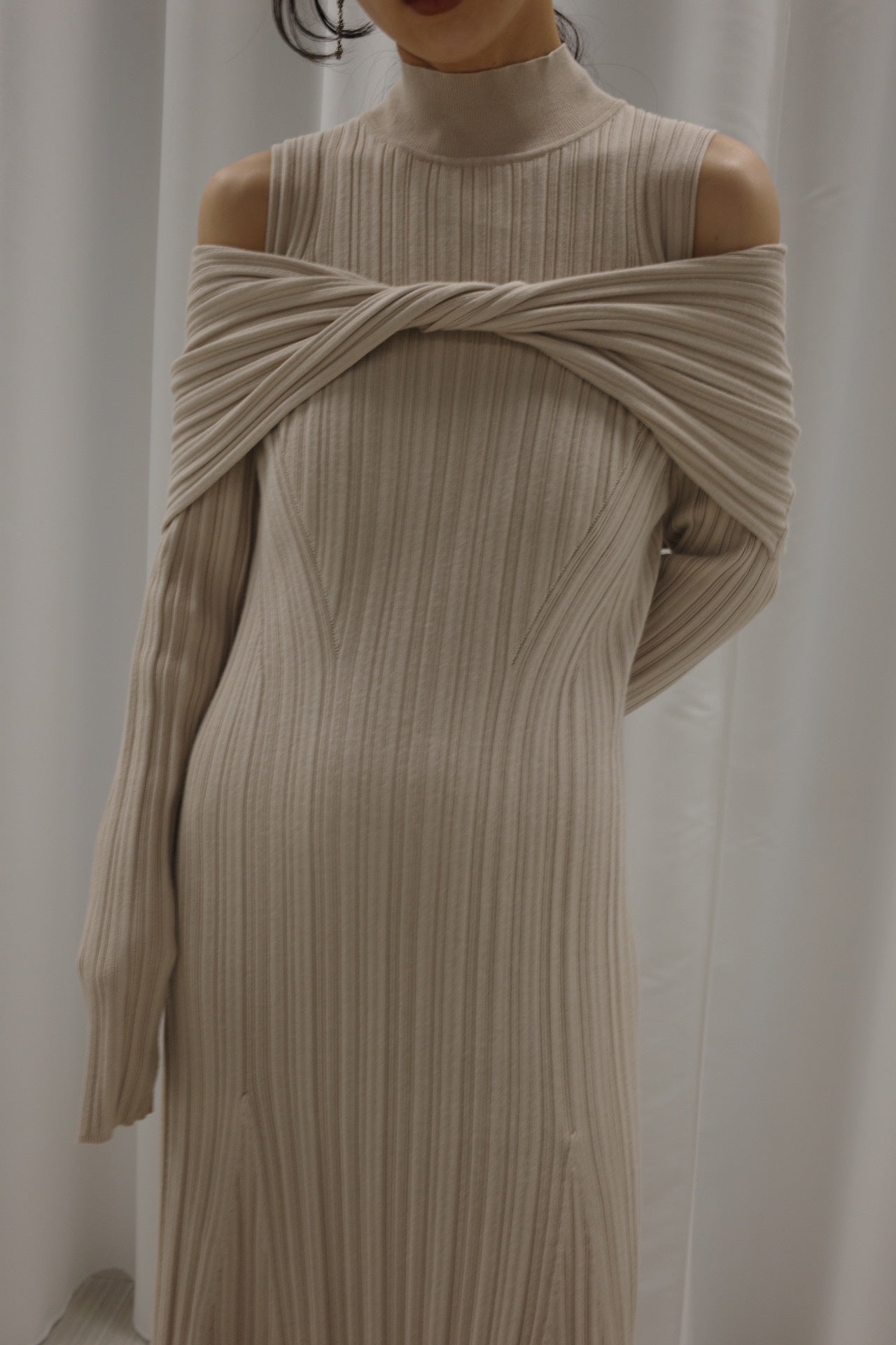 UND RANDOM RIB OFF SHOULDER KNIT DRESS