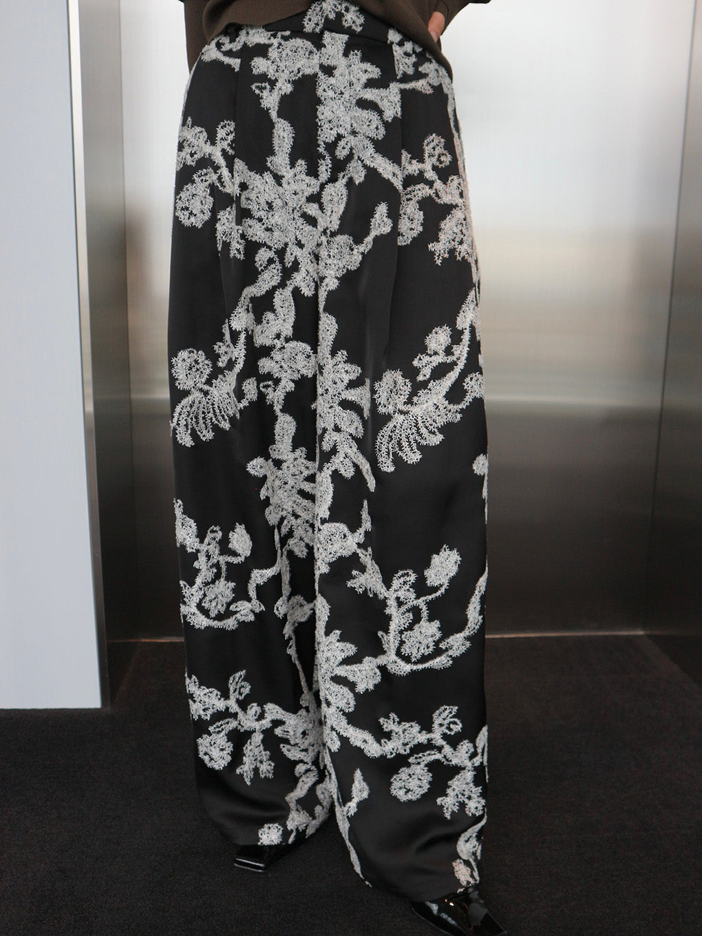 MOLE YARN EMBROIDERY SATIN PANTS