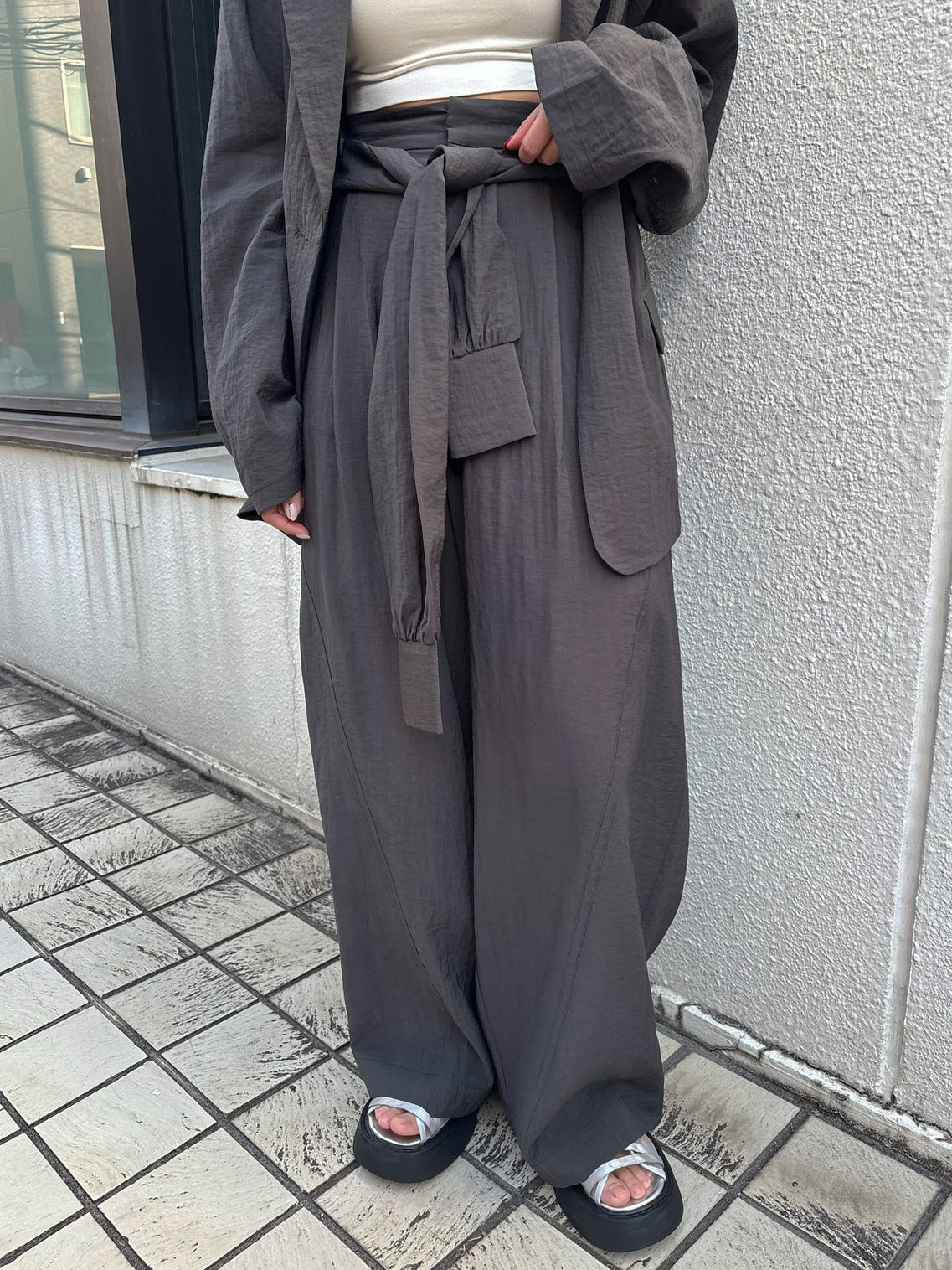 MEDI SLEEVE BELT TUCK PANTS