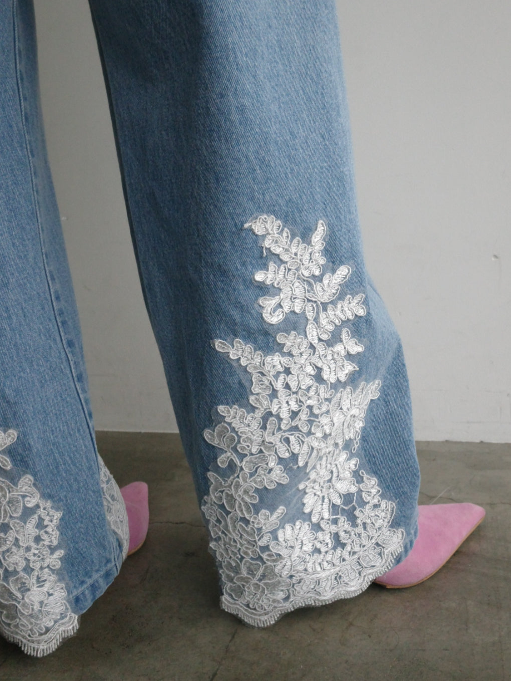 UND WIDE TUCK LACE DENIM PANTS