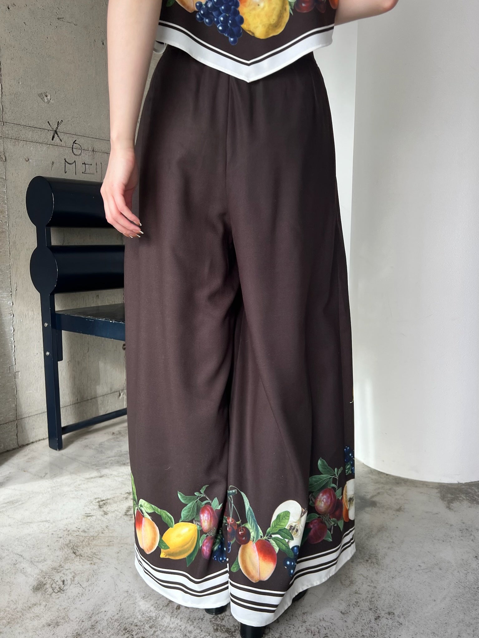 MEDI FRUIT SCARF PATTERN TUCK PANTS