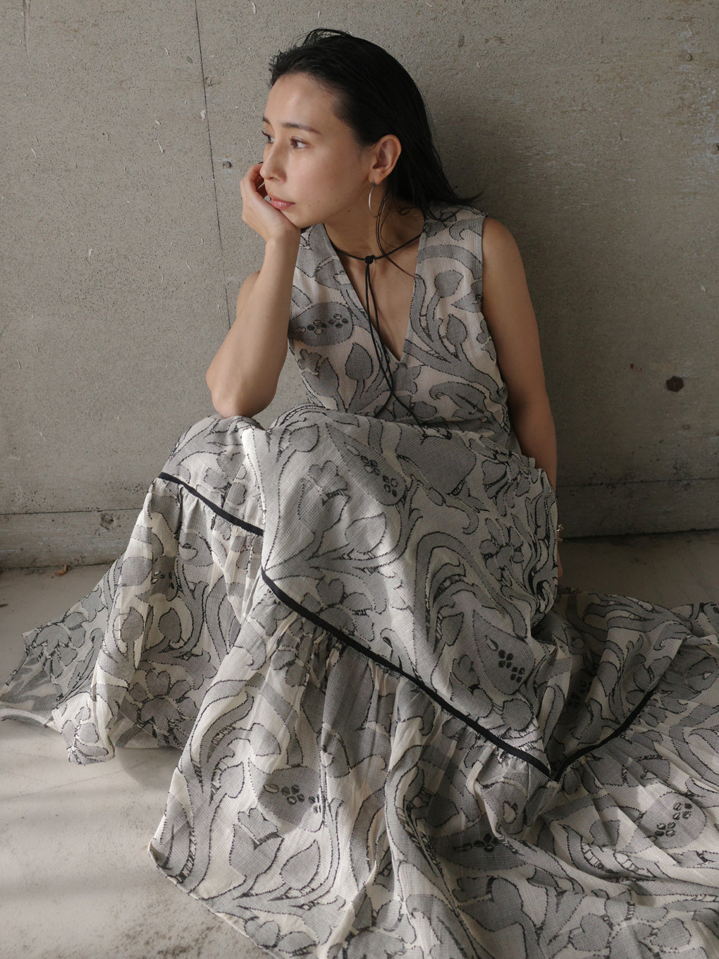 MEDI KITTY V NECK DRESS